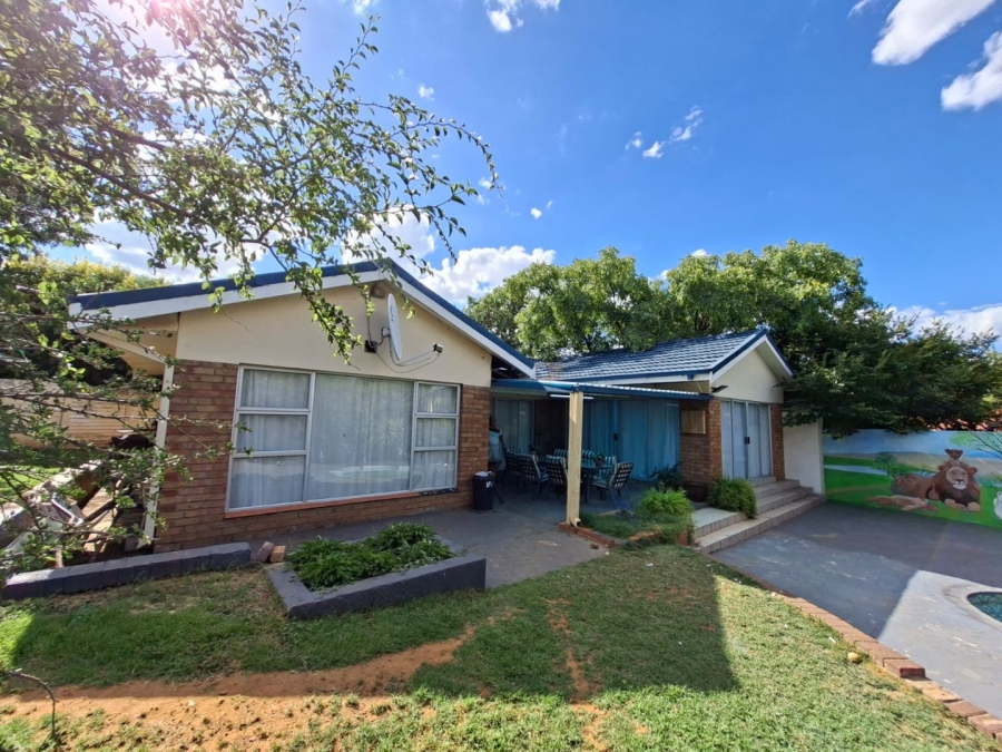 6 Bedroom Property for Sale in Heuwelsig Free State